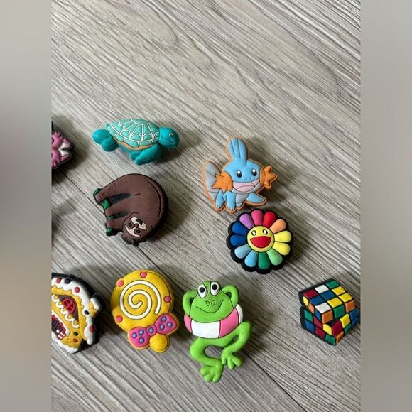 Set of 10 Crocs charms - Picture 3 of 3